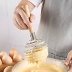 همزن فشاری/فنری دسته چوبی